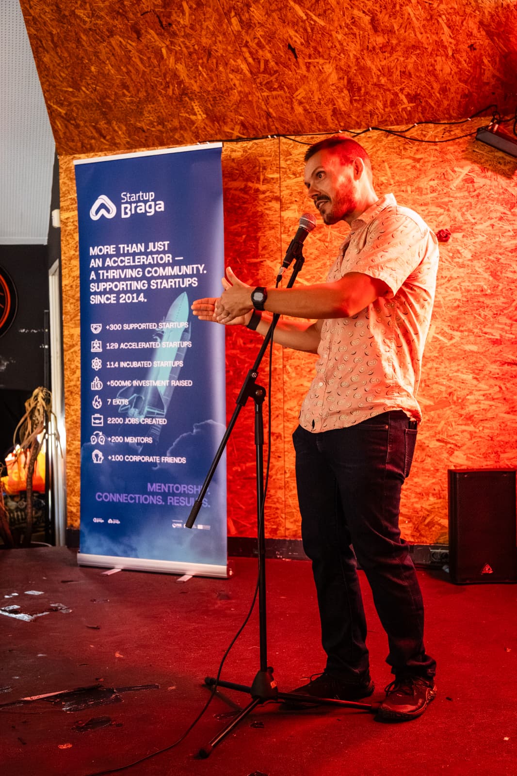 Alex Myers presenting at Sunsetpreneurs on AI strategy